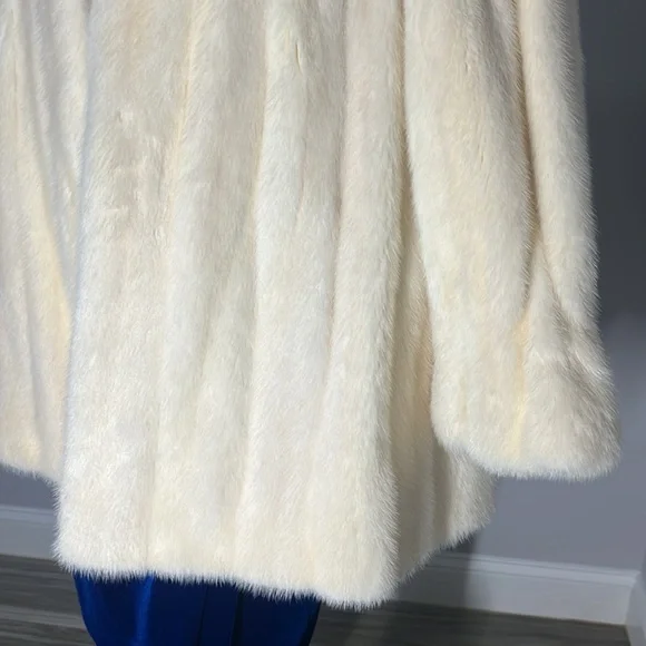 Samuel Spritser Furs Elegant Cream Fur Coat Size M/L - Picture 14 of 16